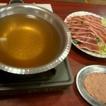 雀けん庵 - 鴨肉と白菜とお葱。追加で鴨つみれ。お豆腐とシメジも追加しました。