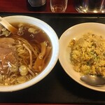 Banrai Tei - キャーーー！！！ラーメン半チャーハンセット！
                        ¥950。
                        
                        初めて(なのかどうか記憶は曖昧)の店ではやっぱりスタンダードなメニューで。
                        
                        ではいただきましょう。
                        
                        いざ！
                        
                        
                        