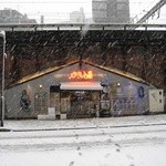 かき小屋 - 外は雪、内は牡蠣