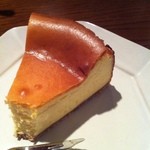 Honmachi Nichome Tamagawa Coffee Ten - 濃厚チーズケーキ。かじっててすみません。。。