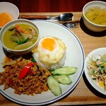 Bangkok Night - ランチスペシャル、鶏肉のバジル炒め＆グリーンカレーセット1,300円