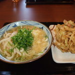 Marugame Seimen Akiruno Ten - かけうどん（大）、ちくわの磯辺かき揚げ