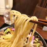 Ramen Iwamotoya Takaoka Yokota Ten - 麺は角切りタイプの太麺。もちもちの食感で食べ応えがあります。
                        らーめん岩本屋では初めてお目にかかるタイプの麺ですな。
                        特盛りにしたので、なかなか減りません（汗）