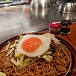 Teppan Bar Barcelona - 名物：無添加焼きそば(黄ニラと無添加ソーセージトッピング)