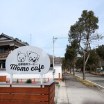 momo cafe - 道端の看板