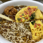 TRIAL Handa Kamezaki Ten - 熱湯を注いで3分待ち麺を良くほぐして。後乗せのさくら海老入りかき揚げにベトナム風唐揚げを乗せて。