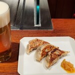 Teppan Bar Barcelona - 生ビールと餃子。ツケダレ？が美味しい