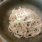 Niku Soba Tomuraushi Ichigaya - ねぎののった蕎麦