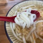 Udon Soba Ebisu - うどんは博多のうどんタイプの柔らかい食感、出汁はすっきりとして癖のないスープでした。