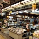 中山菓舗 - 数少ない営業しているお店