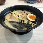 Hama Zushi Hokumoto Fukai Ten - 黒マー油とんこつラーメン、460円税別。