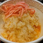 すき家 - すき家 西葛西店 この御飯に七味唐辛子をたっぷり振り掛けた牛皿料理を乗せて一緒に口の中に掻き込みます