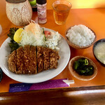 Katsuhiro - 大とんかつ定食¥1,200-（税込）　付け合わせは山盛りキャベツ、トマト、キュウリ、マカロニサラダ　冷奴、具沢山味噌汁（甘口）、キュウリのキューちゃん、大盛りライス