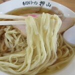 佐野青竹手打ちラーメン押山 - ﾁｮｲﾄ太めの平打ち手打ち麺。