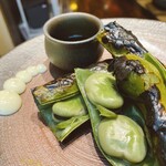 Sumibi Yakitori Kemuri - 【そら豆の炭火焼き】微塩水に浸したそら豆を備長炭で焼いております。