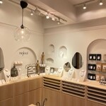 salon migknot cafe - イートインの隣にはsilver925や14kgfのオリジナルアクセサリーが豊富に展開