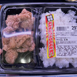 カネスエ - 竜田揚げ弁当297円。