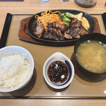 Yayoi Ken Nagoya Marunochi Ten - カットステーキ定食