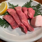 焼肉ぷるこぎ - 厚切り牛タン塩940円