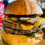 craftsman's burger - 肉の食感を絶妙に残したパティ、　　　　　　　　　　　　　肉汁も凄くジューシーです♪
                        このベーコンもなかなか良い仕事をしています。