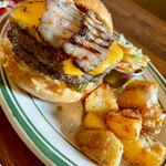 craftsman's burger - ハンバーガーの仕上がり、ビジュアル完璧、
      付け合せのポテトがこれまた珍しいカットで美味い。
      自家製のコールスローもさっぱりしていて名脇役。