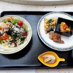 BUFFET RESTAURANT HAPUNA - サラダバー、玉子ときくらげの炒め物、鮭のムニエル、自家製チャーシュー