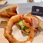 Awaji Shima Burger Komyuniti Fudo Horu Oosaka Nihonbashi Ten - 立派でしょ？　いま、玉ねぎ、高いんですって、、