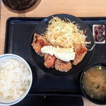 Yoshinoya Yongosen Kasukabe Midoricho Ten - タルタル南蛮から揚げ定食 並　767円(込) 
                        和風ドレッシング 1,415kcal  
                        
                        定食のご飯増量・おかわりは無料でOKとのこと。