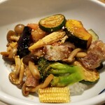 Marumo Kitchen Ruminesuto Shinjuku Ten - 豚肉と7種野菜のバーベキューごはん