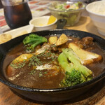 肉菜バル COMPASS - ◎ 牛すじビーフシチュー¥1.000
            ※ご飯は大盛無料
            ※パスタオーダの際も大盛可能
            ※ドリンク付
            ※後会計　テーブル会計