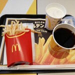 マクドナルド - コーヒーM 150円、シェイクSカルピス 130円、ポテトL 330円