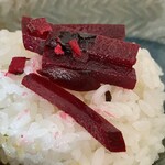 Meshi to Kashi Riba Tei - イートイン限定『手羽紫蘇咖喱大盛り(ドリンク付)』のビーツ漬物