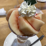 Kannon Yama Fruit Parlour Nanki Tanabe Ten - 桃のアップ。果肉感！