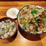 A Q Kuroiso Ten - 肉丼900円税込　この角度でほわかりづらいですが、山盛りです。