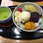 Tsuruya Yoshinobu Isetan Shinjuku Ten - クリームあんみつです。お茶も取り替えていただけます。