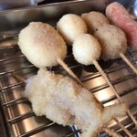 100 En Kushikatsu - 千ベロセットの串カツ♪豚バラ、チーズちくわ、うずら、つくね、ウインナーの5種♪(^-^)