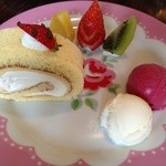 カフェ よくなるよくなる - イチゴのロールケーキ