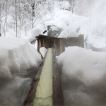 Matsukawa Onsen Shofuso - 客室の風呂に、樋を伝って流れ込む硫黄泉