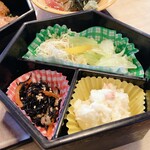 Iso Ko - まかないランチ、小鉢、サラダ