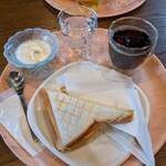 ノーム ひだまり - 料理写真:ホットサンドをお願いしました！自家製のヨーグルトも付いていて、お味◎。一緒に行った息子もペロリと完食。