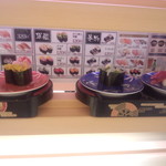 Kaiten Sushi Misaki Shinjuku East Side Square Ten - レーンで到着します。