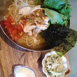 Maple Brick - 蒸し鶏のごま和え冷麺
                      ¥1,000