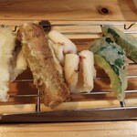 Tempura Zen to Umaimon Ho - 右から　オクラ、胡瓜、イカ、牛蒡、鯛