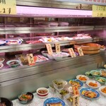 金時食堂 - おかずショーケース。ほしいものをお店の人に渡しましょう。