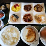 Hachinohe Grand Hotel - 朝食一例（サバの炉端焼き、バラ焼きなど）