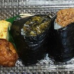 Omusubi Tei - 玉子とからあげセット 200円、高菜 160円、とりそぼろ 130円、やきにく 200円