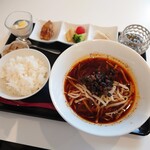 ビストロチャイナ イソヤ - 赤担々麺ランチセット（1050円）2022年8月