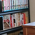 Soba Yamabu - 国語辞典が紛れてる店内書棚