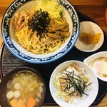 かとむら - 油そば定食（中盛）内容:油そば、チャーシュー丼（小）、塩豚汁、温玉