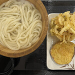 Marugame Seimen Uji Ten - 釜揚げうどん（並）＆ 野菜かき揚げ ＆ さつまいも天